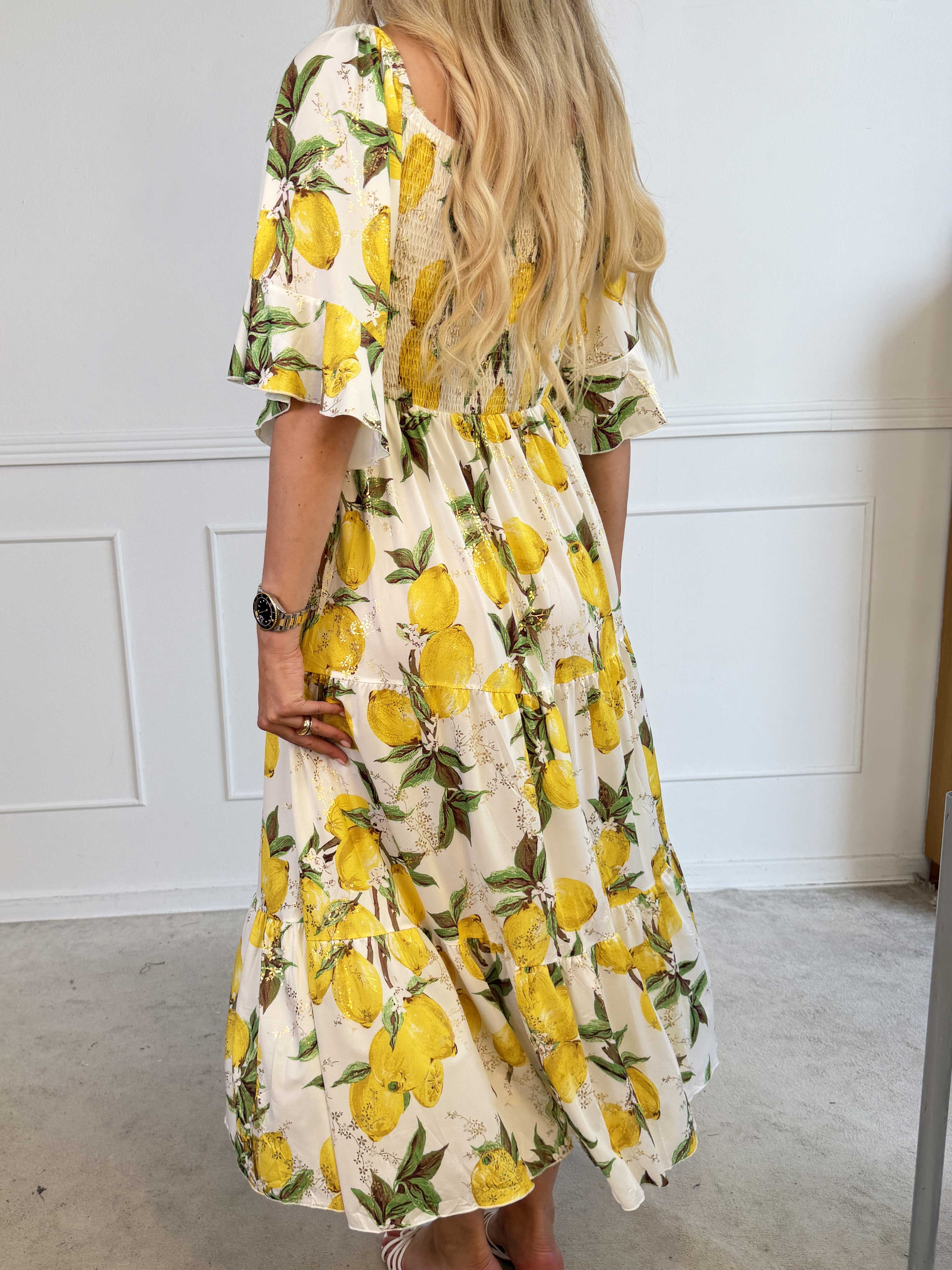 Elna Lemon - Lang elastisk plus size kjole med citroner og smock over brystet